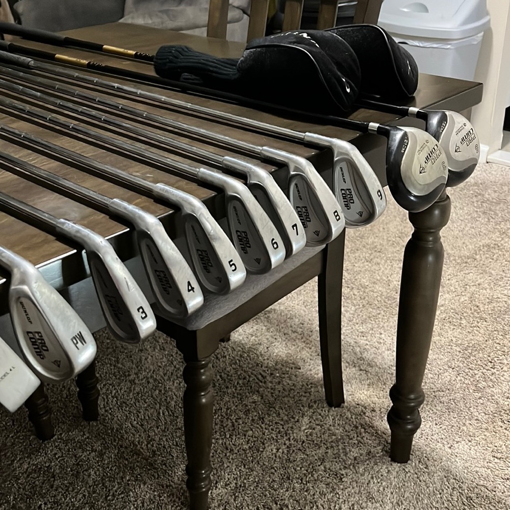 Men's left handed Dunlop golf clubs.